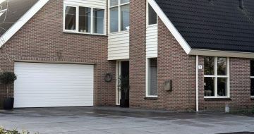 Garagentor Klassiker ist aus Holz